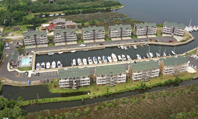 Manteo Condominio | Stylish Waterfront/Marina Condo