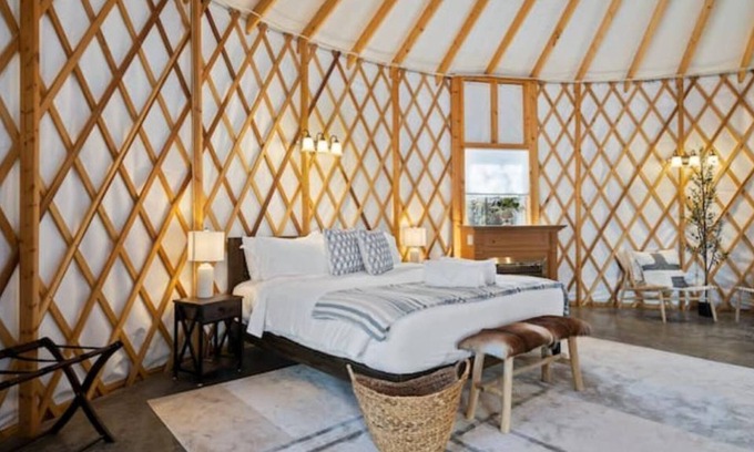 Stanley Cabaña | Stylish yurt with luxurious king bed.