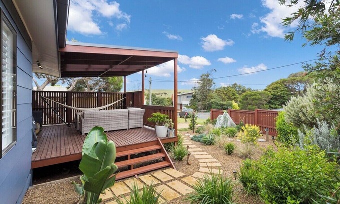 Smiths Beach Casa | Stylish Zen Bungalow w/ Firepit + Walk to Beach!