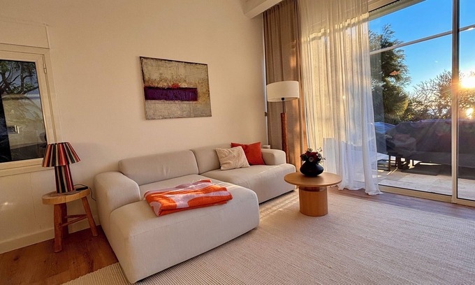 Le Lavandou Casa | Stylishly furnished vacation home with beautiful garden and sea view