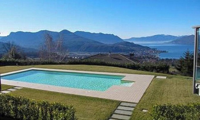 Poppino Apartamento | apartamento elegantemente amueblado en una residencia con piscina y unas vistas al lago