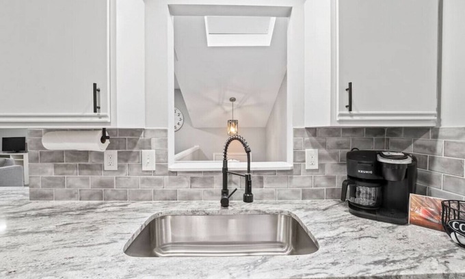 Overland Park Casa | Stylishly Remodeled Mid-Term Rental in Overland Park, Kansas: Your Modern Retreat Awaits!