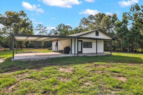 Lakeview  Jefferson County Casa | Stylishly Remodeled 2-Bedroom home in Orangefield