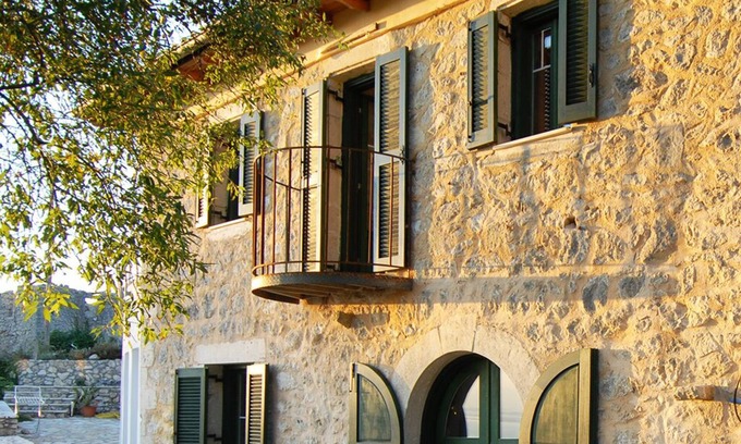 Kavallos Villa | Elegante villa de piedra reformado con vistas al mar