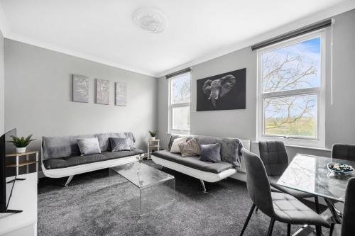 Cann Hall Apartamento | Stylist and Cosy 2 bed Apartment LongStay Parking Sleeps 4 WiFi