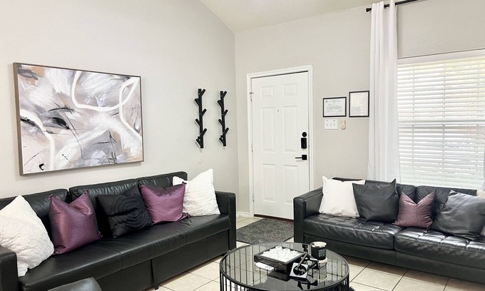 South Arlington Casa | Stylist home ~free 5 mins park & walk to AT&T Stadium