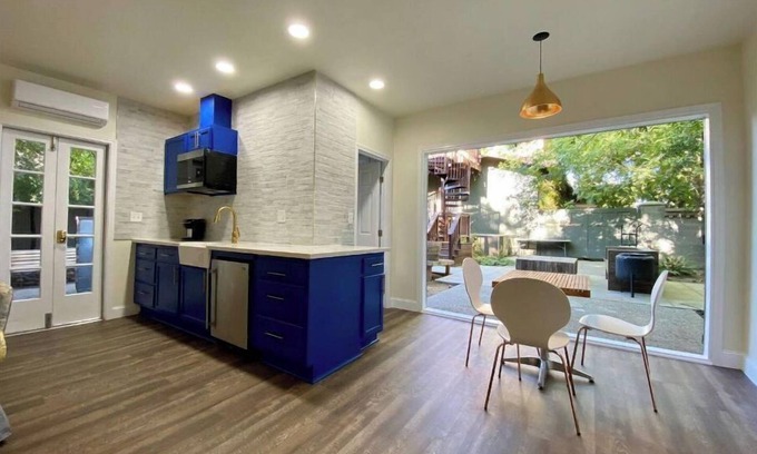 Tower District Apartamento | Stylist studio on Van Ness in the tower district