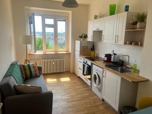 Vrsovice Apartamento | Stylový a slunný byt s uměleckým nádechem v blízkosti centra