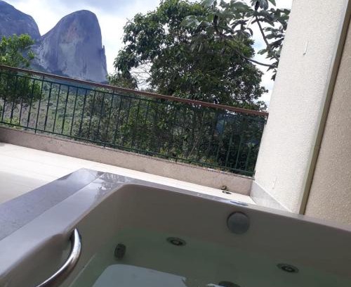Pedra Azul Apartamento | Suíte Vista Azul - Banheira com vista Pedra Azul