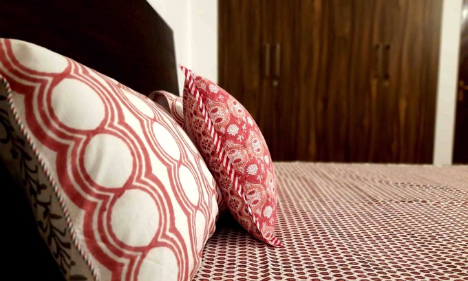 Bhubaneshwar Cama Y Desayuno | Sublime Home stay: Habitación de lujo con balcón