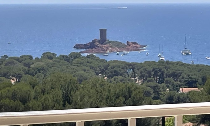 Le Dramont Apartamento | Sublime vista al mar Acceso a todas las piscinas que se ofrecen. Cómodo y limpio