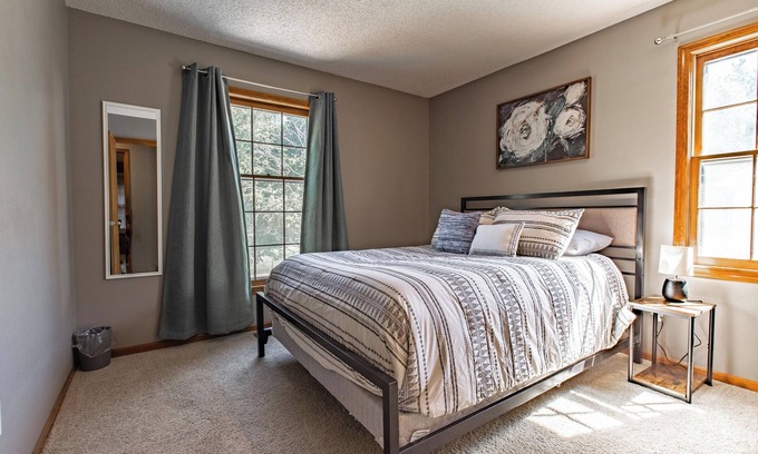 Overland Park Otro | Suburban Farmhouse - Own Garage and Free WiFi