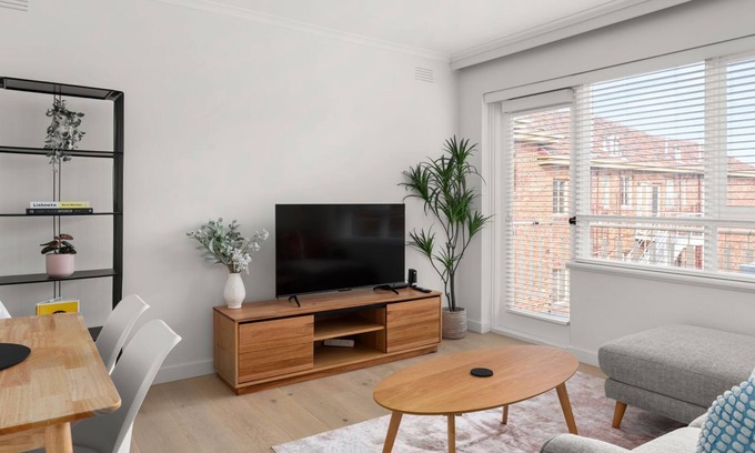 Saint Kilda South Apartamento | Sugar Blush - A stylish, fully renovated 2 bedroom apartment, just moments from the beach, Luna Park