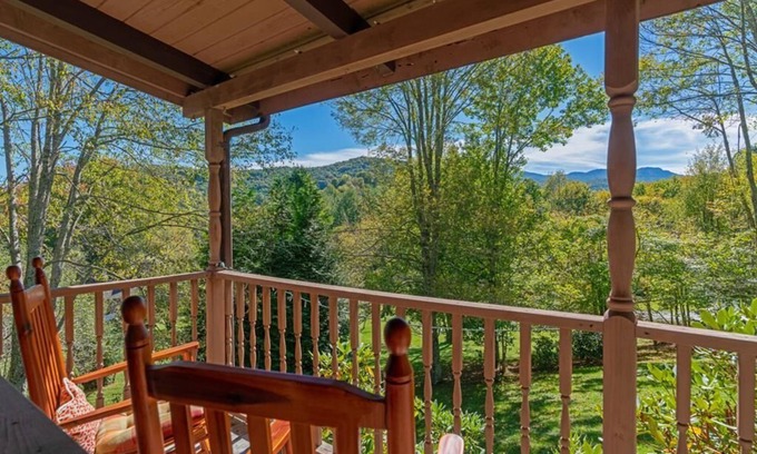 Banner Elk Cabina | Sugar Mountain Sugar Shack - Mountain Cabin, Gas Logs, Outdoor Space, 5 minutes to Sugar Mountain...