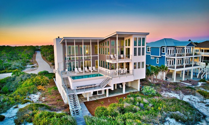 Plantation Casa | Sugar Sands Sanctuary: Gorgeous Beachfront Home, Infinity Pool, 5 Masters