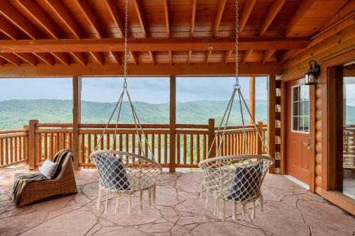 Gatlinburg - Pigeon Forge Casa | Sugarland by AvantStay Sleeps 28 Home Theatre Two Hot Tubs Indoor Pool Incredible Views