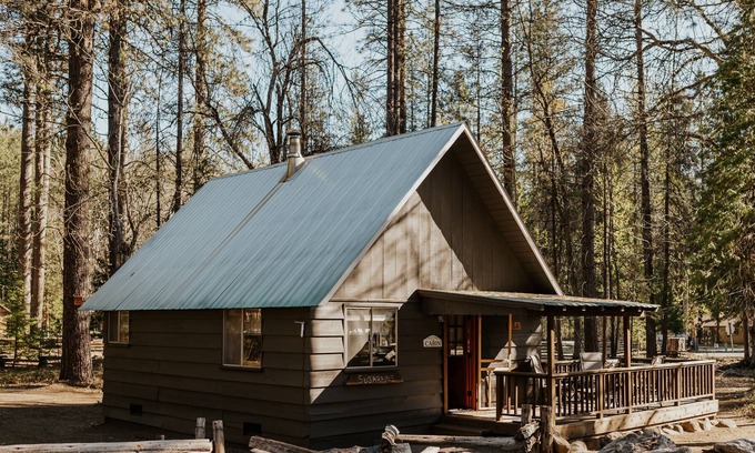 Coffee Creek Complejo | Sugarpine Cabin located on Coffee Creek in Trinity Alps