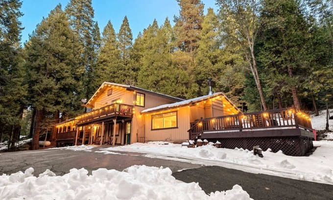 Sugar Pine Villa | Sugarpine Trailhead Lodge-8 miles from Yosemite-2 Cabins, 6 Bedrooms, Sleeps 18-2 Hot Tubs