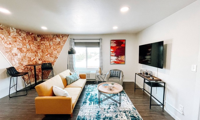 Midtown Apartamento | Suite #11 Modern One Bedroom in Midtown, OKC!