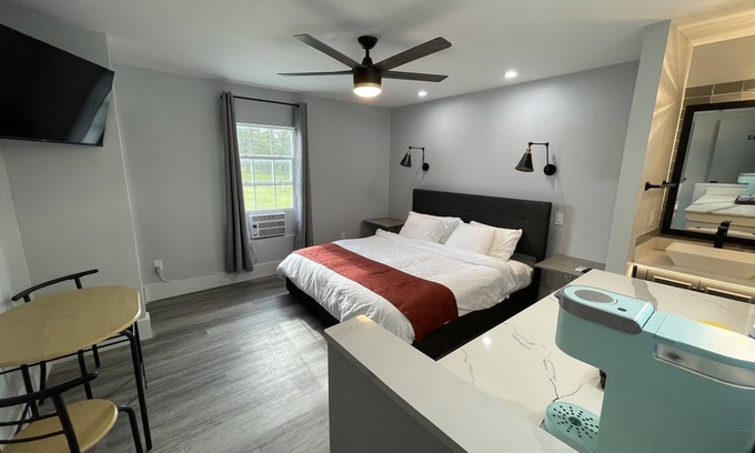 Custer Cabina | Suite 202 "The Bald Eagle"