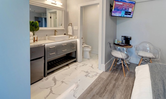 Custer Cabina | Suite 203 "The Crowned Eagle"