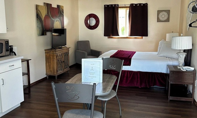 Helena Apartamento | Suite 33 - Queen Suite W/ Walk-In Shower