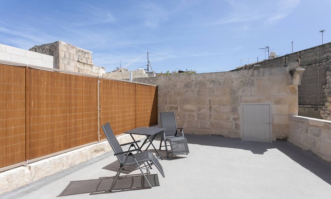 Cospicua Apartamento | Suite in Historic House with Private Rooftop & Balcony
