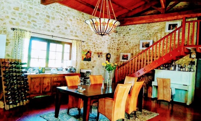 Savignac-de-Duras Cama Y Desayuno | Suite Maison à votre santé bed and bathroom incl 60m2 living/dining room