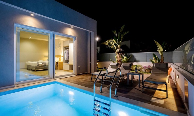 Agia Marina Casa | Suite n.1 with private pool & yard