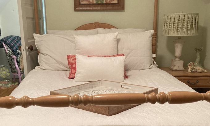 Haverford Cabaña | Suite rental in “cottage like” home