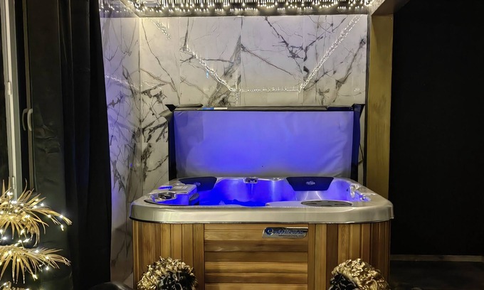 Saint-Sauveur Cama Y Desayuno | Suite-Royal-Bañera de hidromasaje-ROYAL ROOM