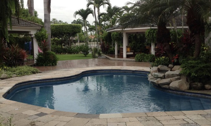 Samborondon Casa | Suite, Jardín Tropical, Lago y Piscina.