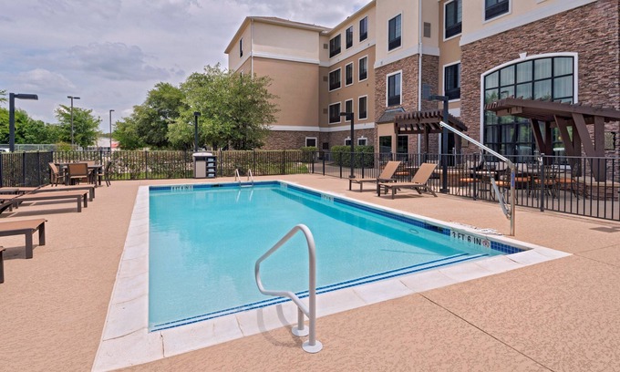McNeil Condominio | Suite with Air-Conditioning, Outdoor Pool Access, Free Breakfast + More!
