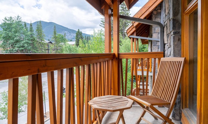 Banff Condominio | Suite with Mountain View | Grotto Style Hot Pool!