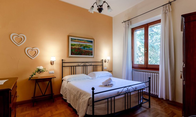 Castiglione del Lago Apartamento | Suite with panoramic balcony, pool view and beautiful sunsets