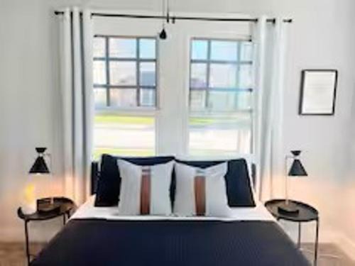 East Cesar Chavez Casa | Suite with private access by The Pearl and downtown
