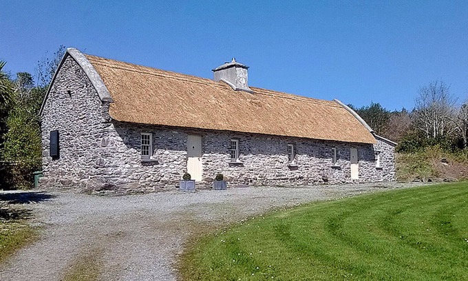 Templenoe Otro | Sullivans Cottage - Two Bedroom House, Sleeps 4