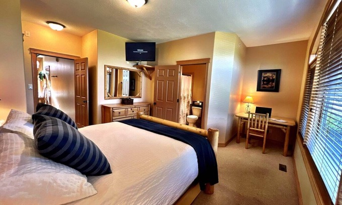 East Kootenay Condominio | Acogedora casa de montaña cerca del golf de campeonato con jacuzzi privado!