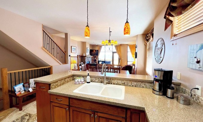 East Kootenay Condominio | SullivanStone #32 - Golf - Ski - Hike - Chill - Private Hot Tub - Sleeps 8.