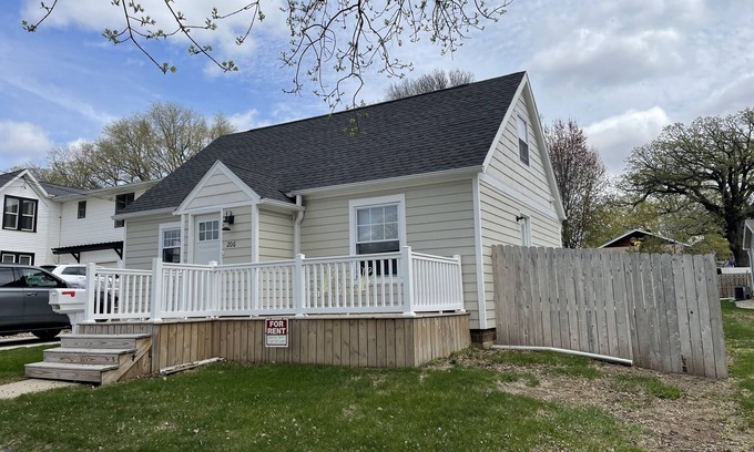 Clear Lake Casa | Summer Breeze - Newly Remodeled Quaint Home - 7 blocks from beach