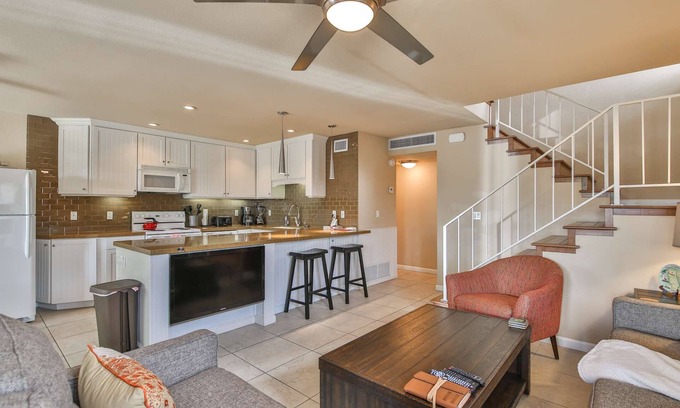 Palm Desert Condominio | 1/2 cuadra de El Paseo- ¡Excelente ubicación! Gran piscina y spa! Tenis gratis! W / D!