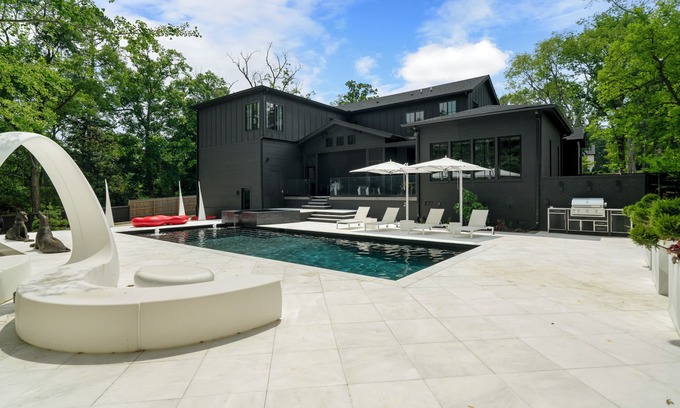 Hillwood Casa | Summer Flash Sale* I Above Starburst Estate | Pool | Luxury| FunI Services