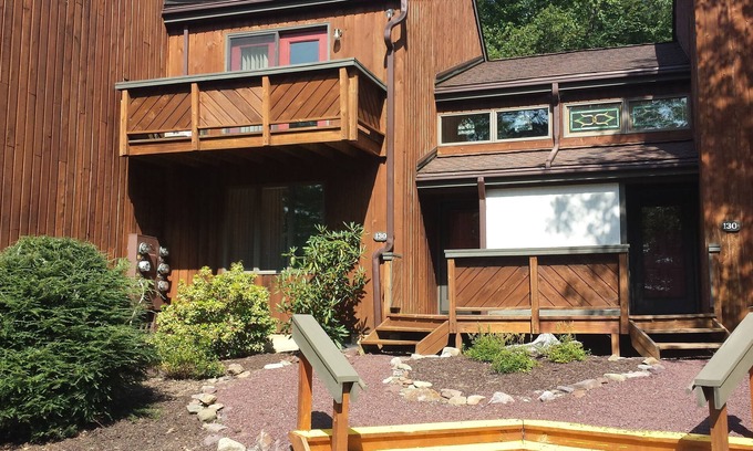 Lake Harmony Casa | Summer Getaway at the Lake! Beach & Pool included!