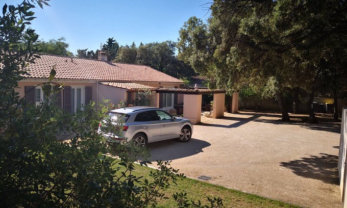 Villeneuve-les-Avignon Villa | vacaciones de verano en Provence pies en el agua