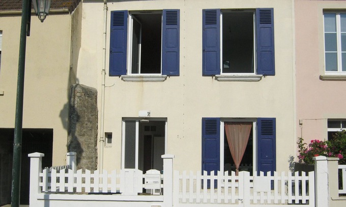Arromanches-les-Bains Casa | Summer house with 3 main rooms 42m2 with sea view.