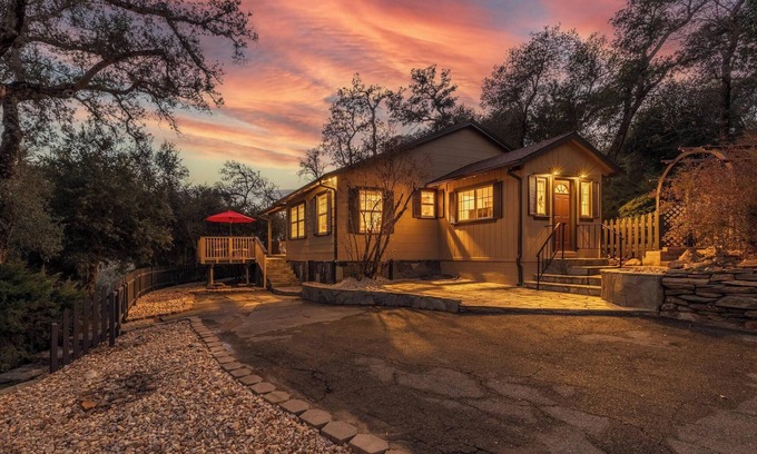 Julian Cabaña | SUMMER LOW MIDWEEK RATES! Charming 2-bedroom cottage in Julian with FREE Wifi
