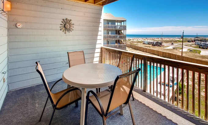 Rodanthe Condominio | Acogedor Semi-Oceanfront Rodanthe Condo-Resort Piscina y elevador, Paseo de la playa