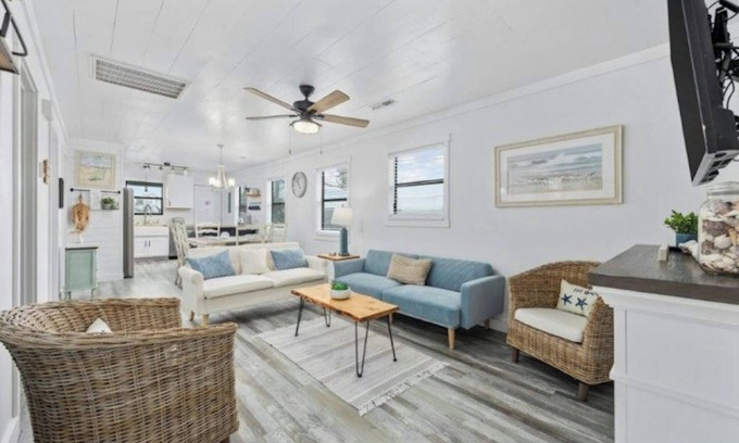 Crescent Beach Condominio | Summer Times #7- 2BR/2BA- Pool- Walk to Beach