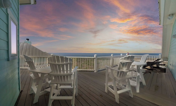 Galveston Casa | Summer weekends still available at stunning bayside home. 6BR/5BA in Pointe West
