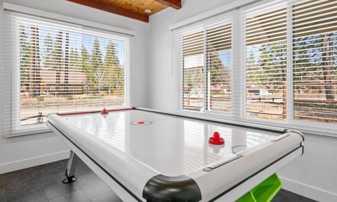 The Village Cabina | Summer Wonderland+Steps 2 Big Bear Lake+Air Hockey